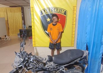 Tersangka saat di kantor polisi.