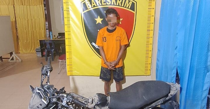Tersangka saat di kantor polisi.