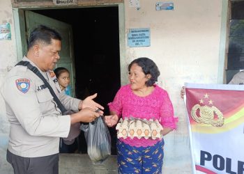 Personel Polres Tanjungbalai Berbagi Rezeki ke Masyarakat