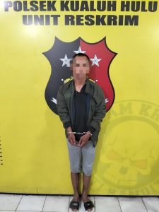 Tersangka saat di kantor polisi.