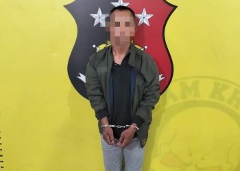 Tersangka saat di kantor polisi.