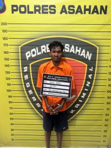 Tersangka saat di kantor polisi.