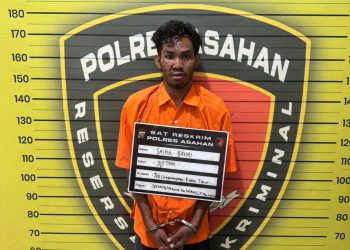 Tersangka saat di kantor polisi.