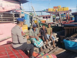 Personel Satpolair Polres Tanjungbalai Sambangi Nelayan
