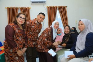 Akseptor MOW menerima biaya pengganti tidak bekerja yang diserahkan istri bupati, dr. Dhona Sihotang.