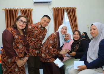 Akseptor MOW menerima biaya pengganti tidak bekerja yang diserahkan istri bupati, dr. Dhona Sihotang.