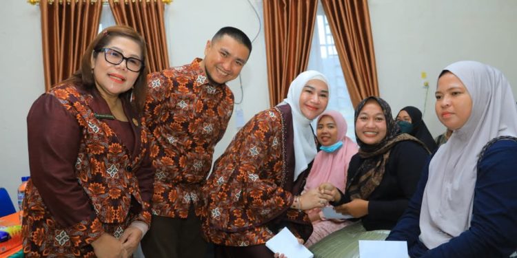 Akseptor MOW menerima biaya pengganti tidak bekerja yang diserahkan istri bupati, dr. Dhona Sihotang.
