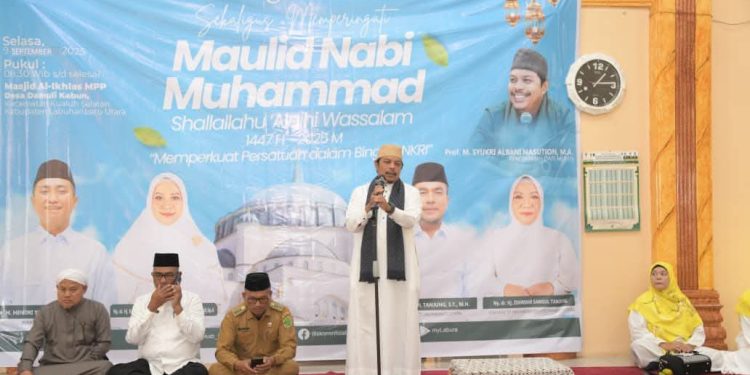 Al Ustadz Prof. Muhammad Syukri Albani Nasution, memberikan ceramah pada Peringatan Maulid Nabi Muhammad SAW 1446 H yang digelar Pemkab Labura. 