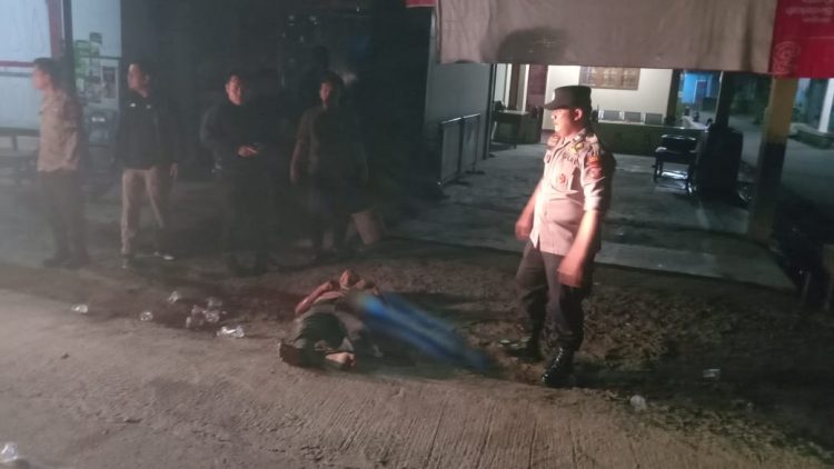 Pihak kepolisian saat mengamankan aksi tawuran dua kelompok pemuda.