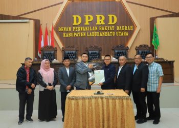 Bupati Labura, Hendri Yanto Sitorus, bersama pimpinan DPRD memperlihatkan Ranperda P-APBD 2025.
