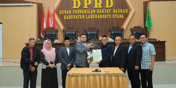 Bupati Labura, Hendri Yanto Sitorus, bersama pimpinan DPRD memperlihatkan Ranperda P-APBD 2025.