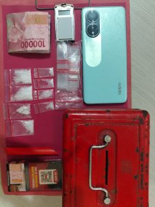 Barang bukti yang diamankan dari tersangka.