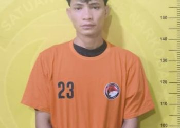 Tersangka saat di kantor polisi.