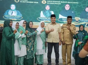 Wabup Batubara Syafrizal foto bersama ibu-ibu pengajian.