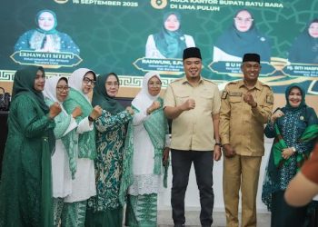 Wabup Batubara Syafrizal foto bersama ibu-ibu pengajian.