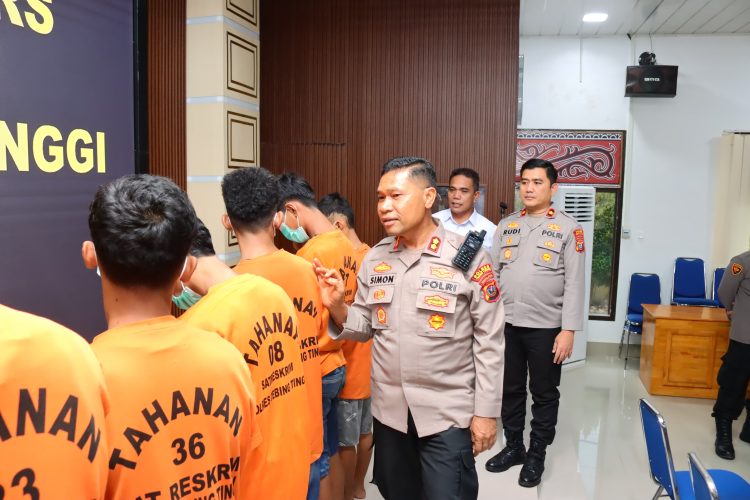 8 remaja yang ditangkap karena terlihat tawuran yang menewaskan satu orang.