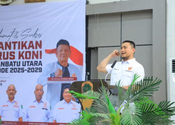 Bupati Labura, Hendri Yanto Sitorus, memberikan kata sambutan saat pelantikan pengurus KONI Labura periode 2025-2029.