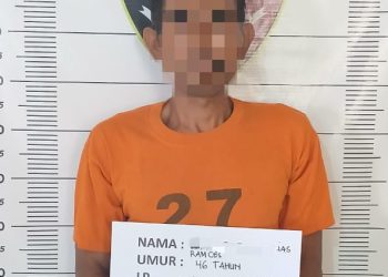 Tersangka saat di kantor polisi.