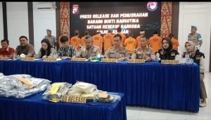 Pers rilis penangkapan kurir sabu 3 kg. 