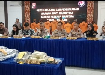 Pers rilis penangkapan kurir sabu 3 kg.