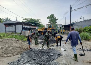Personel Koramil 13/Buntu Pane Lakukan Perbaikan Jalan