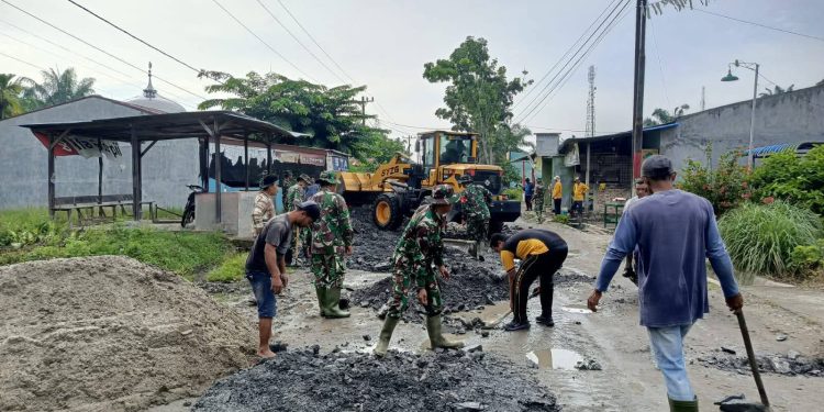 Personel Koramil 13/Buntu Pane Lakukan Perbaikan Jalan