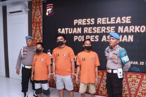 Ketiga tersangka yang membawa 18 kg sabu dan ribuan pil ekstasi. 