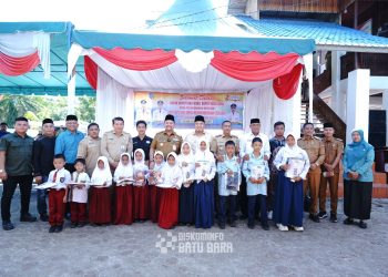 Bupati Batubara Serahkan Puluhan Seragam Sekolah