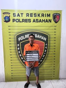 Tersangka saat di kantor polisi. 