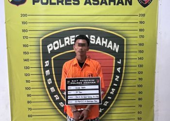 Tersangka saat di kantor polisi.