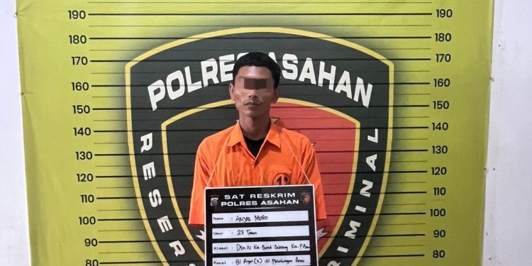 Tersangka saat di kantor polisi.