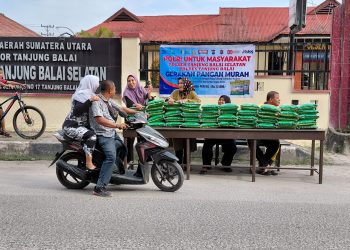 Warga Serbu Beras dan Minyak Program GPM yang Digelar Polsek Tanjungbalai Selatan