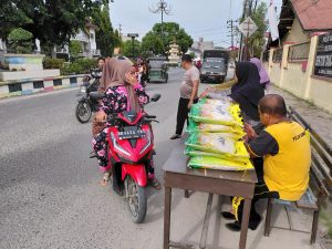 Warga Serbu Beras dan Minyak GPM yang Digelar Polsek Tanjungbalai Selatan