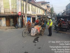 Personel Sat Lantas Polres Tanjungbalai Laksanakan Pengaturan Arus Lalu Lintas 