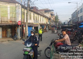 Personel Sat Lantas Polres Tanjungbalai Laksanakan Pengaturan Arus Lalu Lintas 