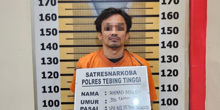 Tersangka saat di kantor polisi.