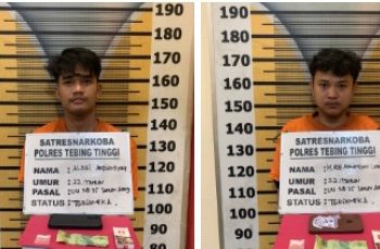 Kedua tersangka saat di kantor polisi.