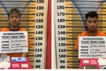 Kedua tersangka saat di kantor polisi.