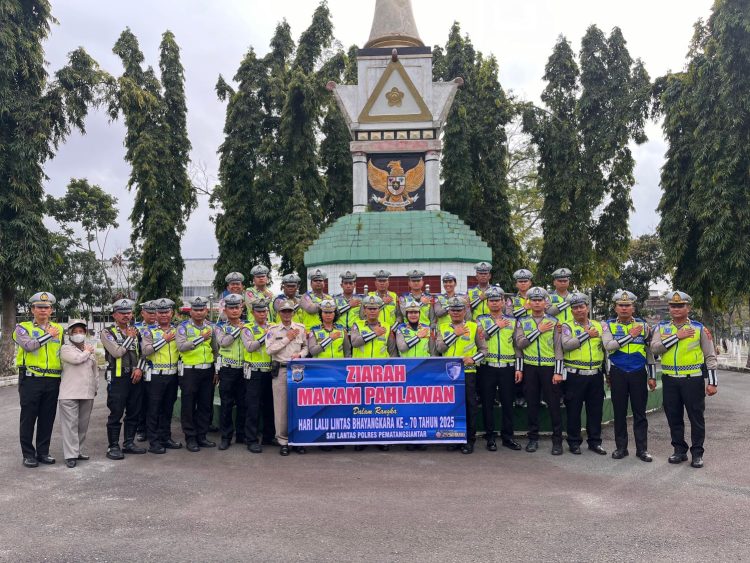 Hari Lalu Lintas Bhayangkara ke 70, Sat Lantas Polres Pematangsianțar Ziarah Taman Makam Pahlawan