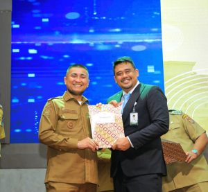 Hendri Yanto Sitorus foto bersama Gubsu Bobby Nasution usai acara peluncuran UHC. 