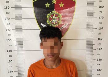 Tersangka saat di kantor polisi.