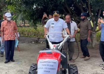 Wakil Bupati Asahan Serahkan Bantuan Alsintan ke Petani