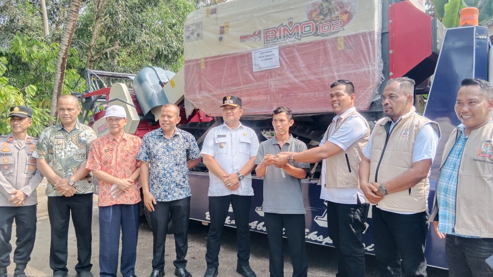 Wakil Bupati Asahan Serahkan Bantuan Alsintan ke Petani