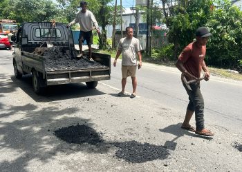 Acai Sembada Perbaiki Jalan Provinsi yang Rusak Pakai Dana Pribadi