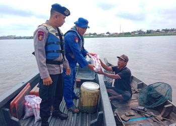 Sat Polairud Polres Tanjungbalai Berbagi Rezeki ke Warga