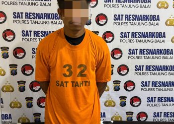 Tersangka saat di kantor polisi.