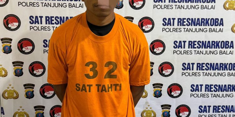 Tersangka saat di kantor polisi.