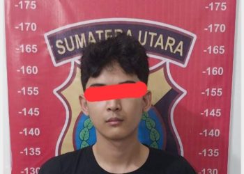 Tersangka saat di kantor polisi.