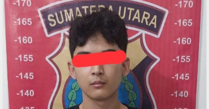 Tersangka saat di kantor polisi.