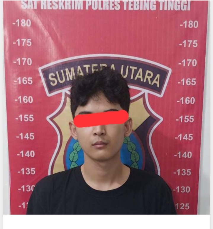 Tersangka saat di kantor polisi.